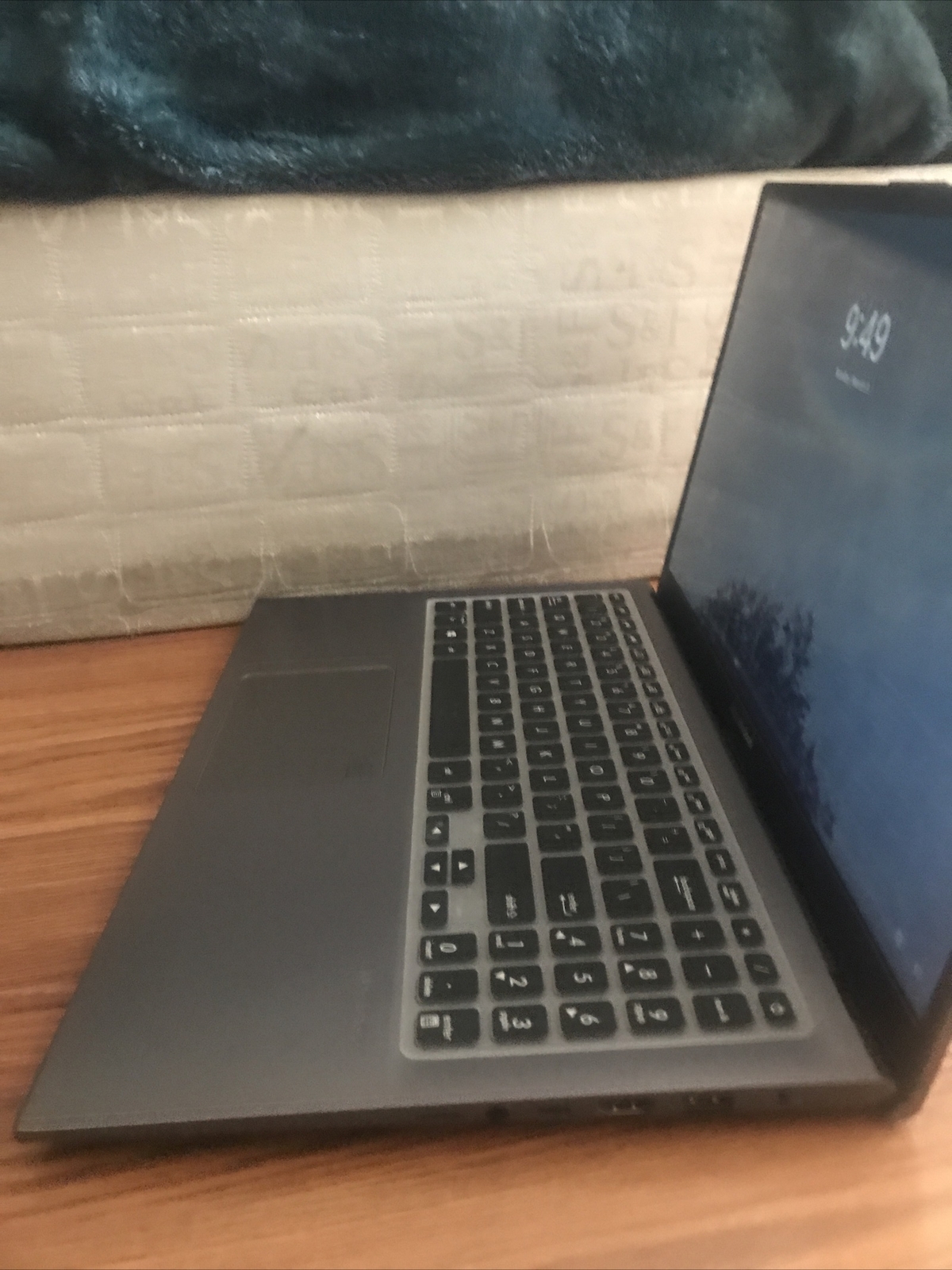 ASUS VIVOBOOK E1504F R3 7320U@2.40GHZ, 8GB RAM, 256GB SSD-Scratched