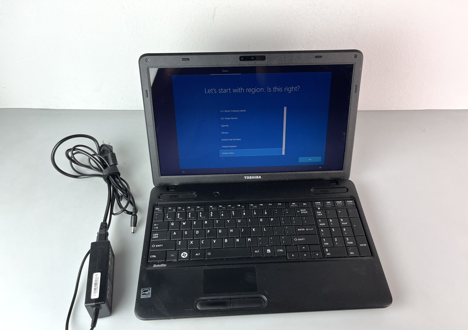 Toshiba Satellite C855d-S5303 AMD E-350 1.60 GHzLaptop Windows 10