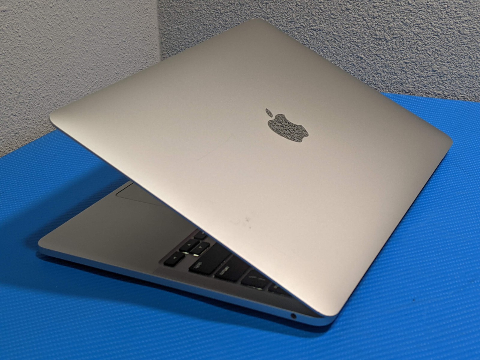 Apple MacBook Pro A2338 (2020) 13.3″ M1 8CPU/8GPU 3.2GHz 8GB 256GB MYDA2LL/A +PA