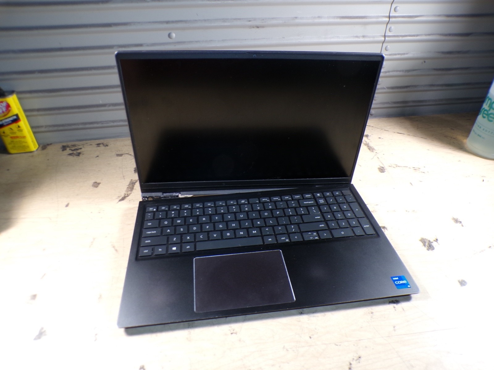 DELL VOSTRO I5 5510 INTEL CORE I5-11320H 8GB RAM **BR0KEN HINGE/ POWER ON BOOT