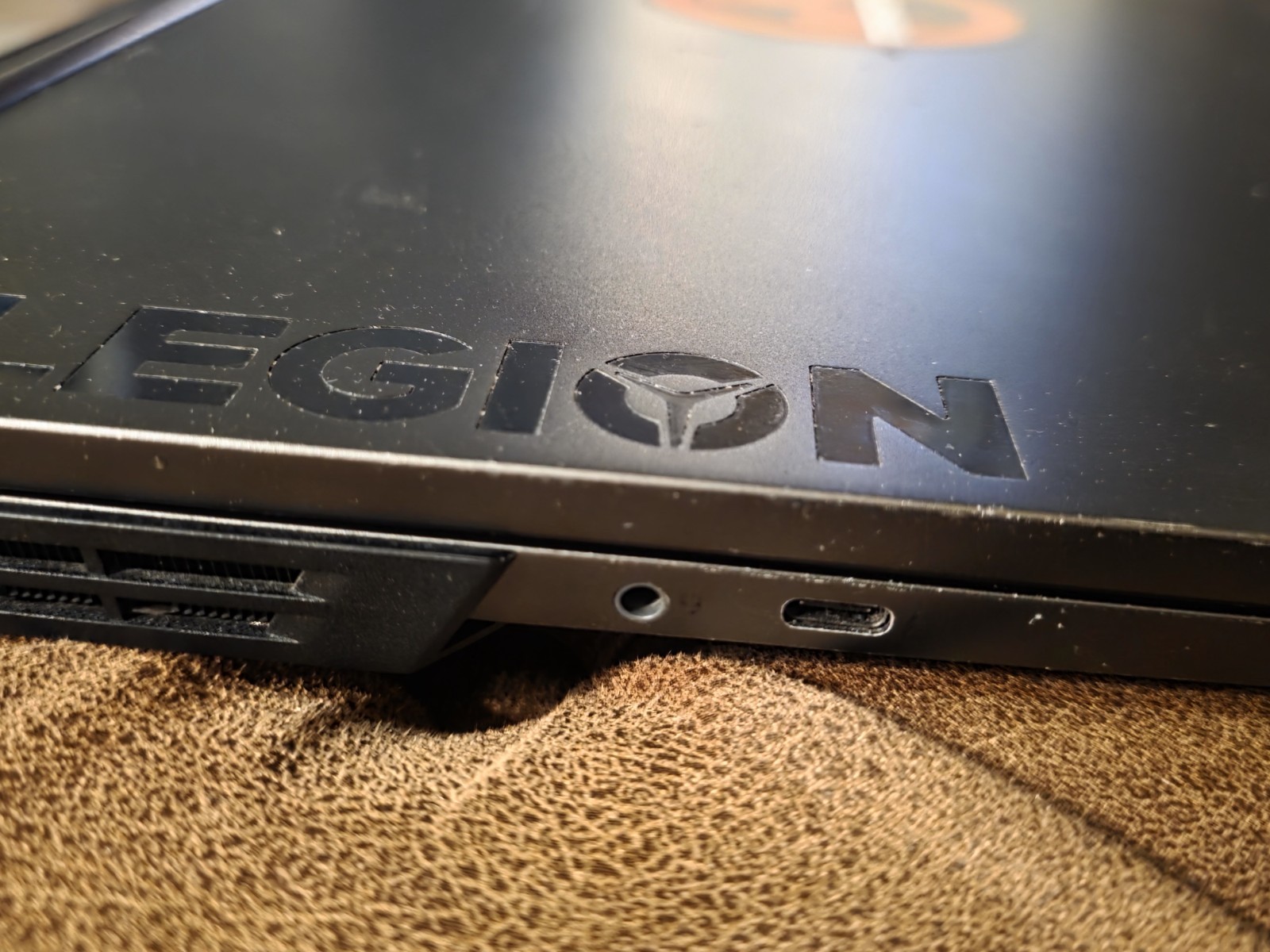 Lenovo Legion Y730-17IN Laptop i5-8300H 2.30 GHz 8GB DDR 1 TB HD GTX 1050Ti 4GB