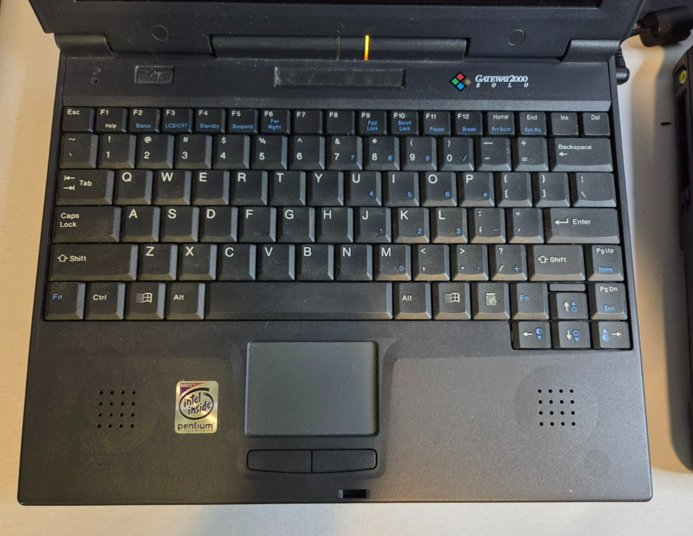 2 Gateway 2000 Solo 2300 Laptops, Power Supply & Dock Terminal READ UNTESTED