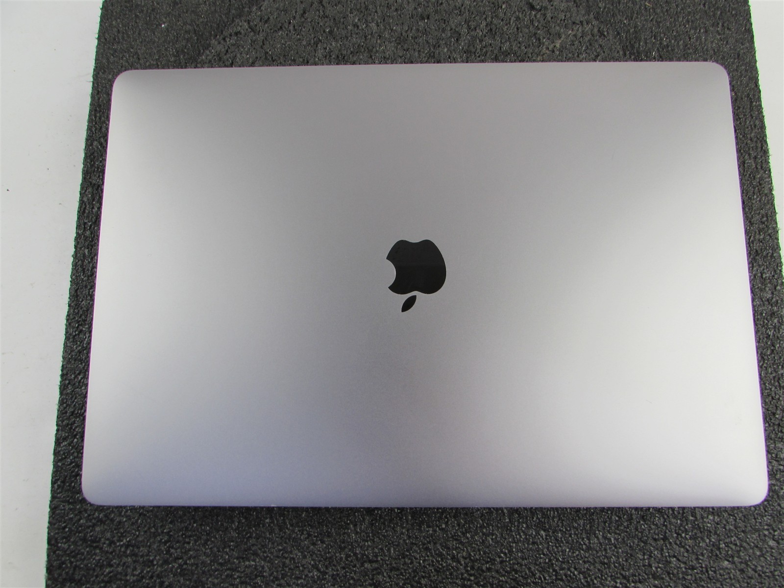 APPLE MACBOOK PRO A1707 2880X1800 I7-7700HQ 256GB SSD 16GB RAM AMD GPU NO O.S