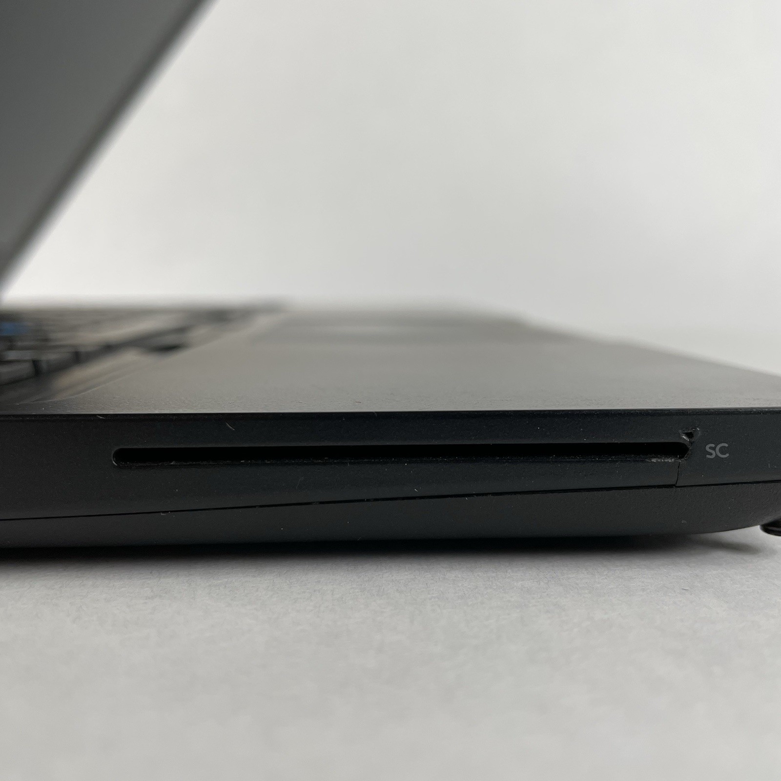 Dell Latitude 5580 15.6″ i5-7300U 2.60 GHz 8 GB RAM No SSD No OS – Bad Edge
