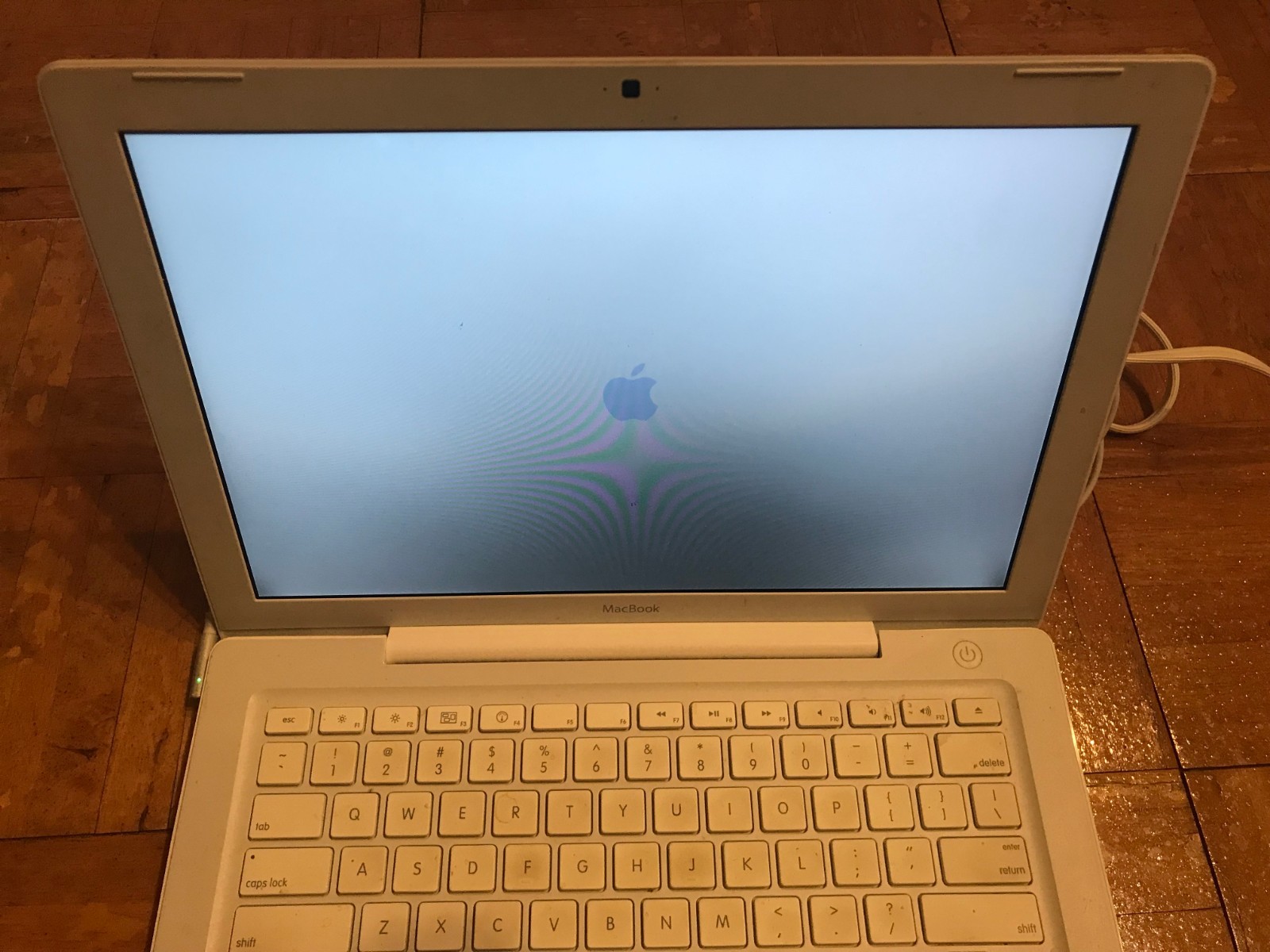 Apple MacBook A1181 1.83 GHz 2GB RAM 120 GB HDD OSx 10.6.8 No Charger Or Battery