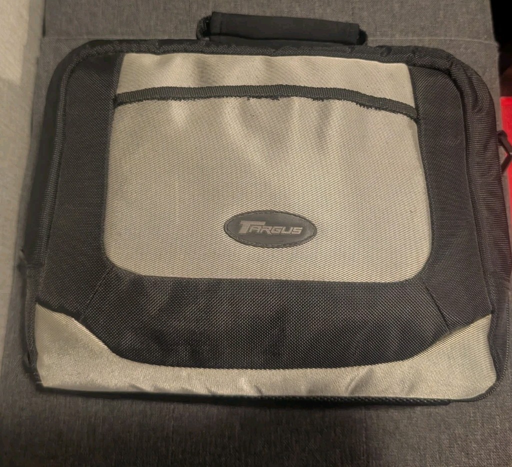 MSI L1350 N014 Intel Atom N455 10″ Laptop W/ Bag, Disks, Booklets & Charger Cord