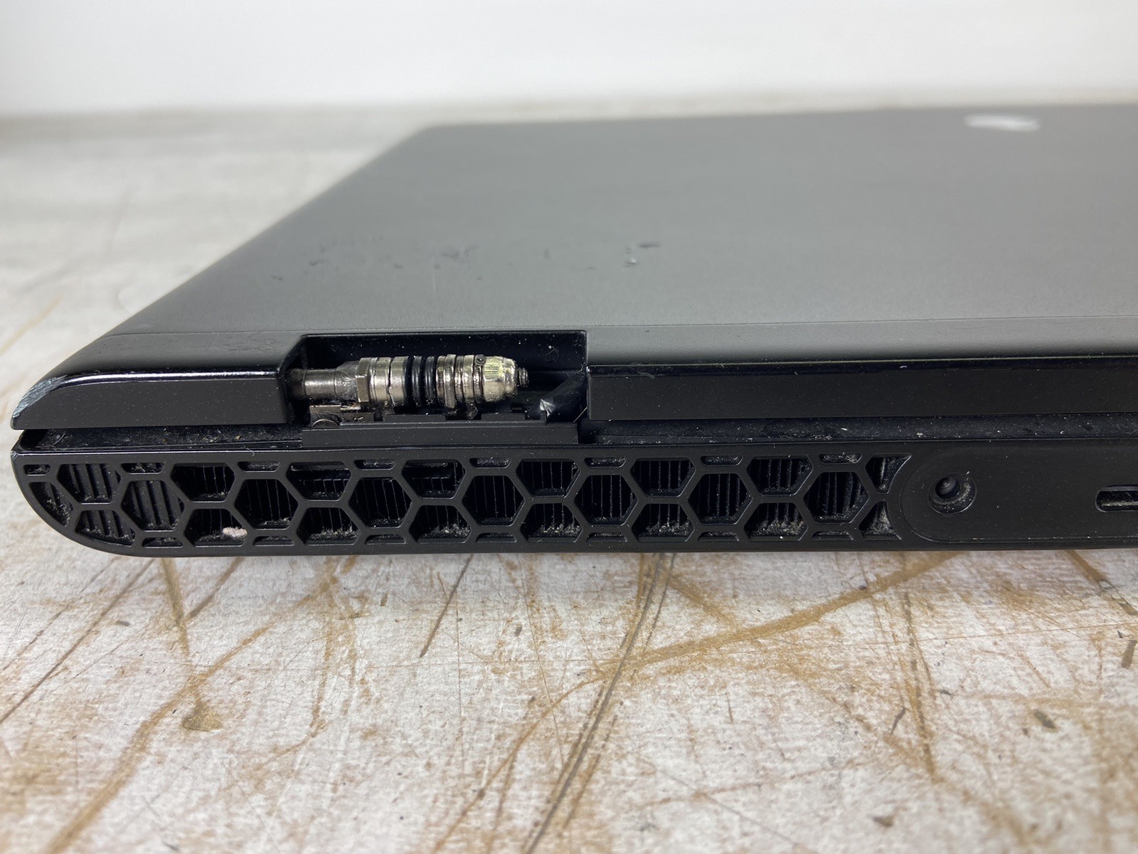 DELL ALIENWARE M16 R2 ULTRA 7 155H @ 1.4 GHz, NO RAM/HDD/OS – (FOR PARTS)