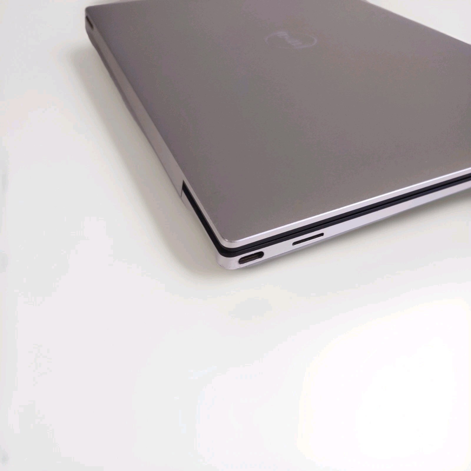 Dell XPS 13 9300 FHD+ 1.0 GHz i5-1035G1 8GB RAM 256GB SSD – Excellent