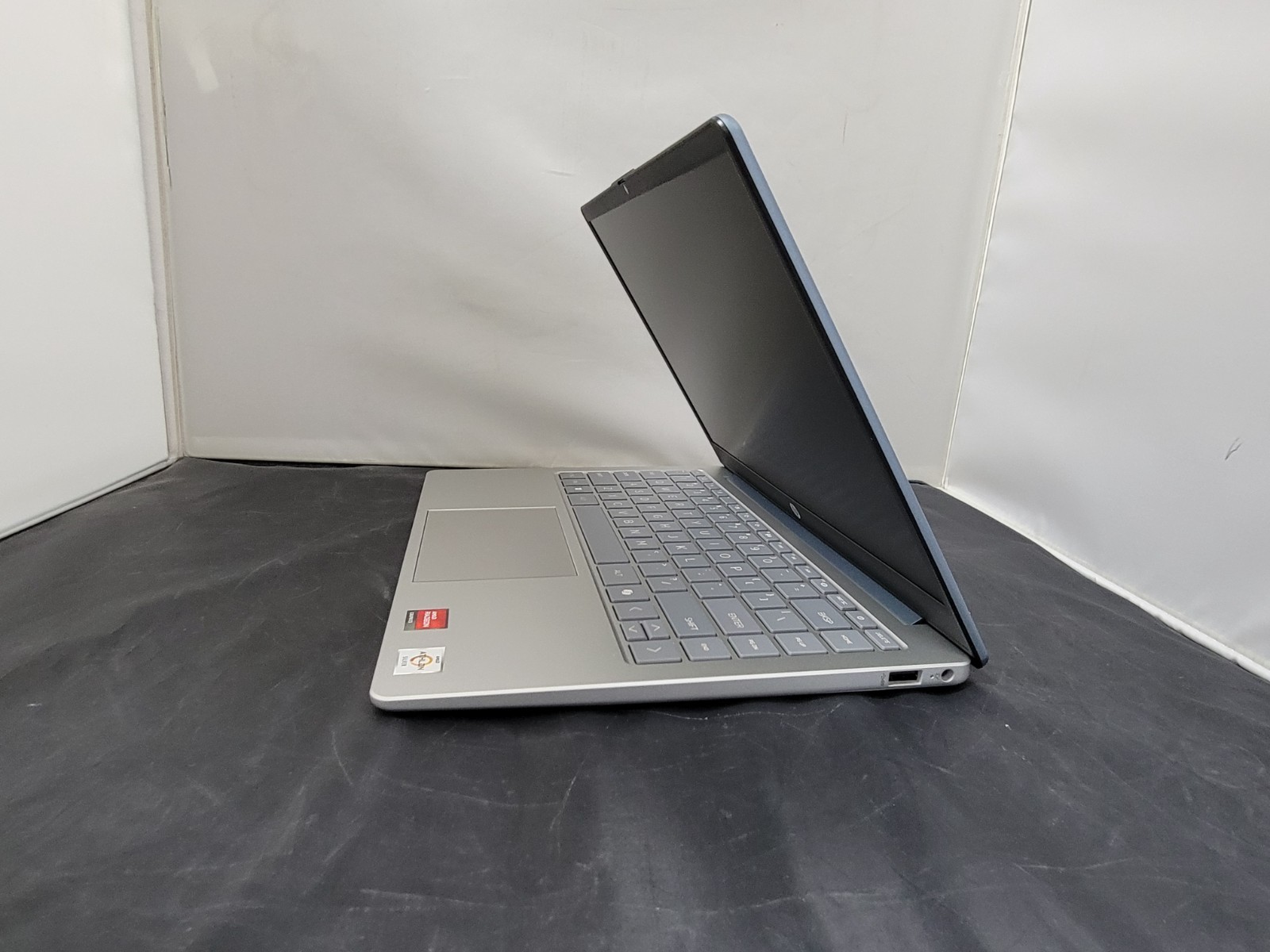 HP 14-em0002wm 14″ HD Athlon 7120 AMD Radeon 4/128GB win 11 pro