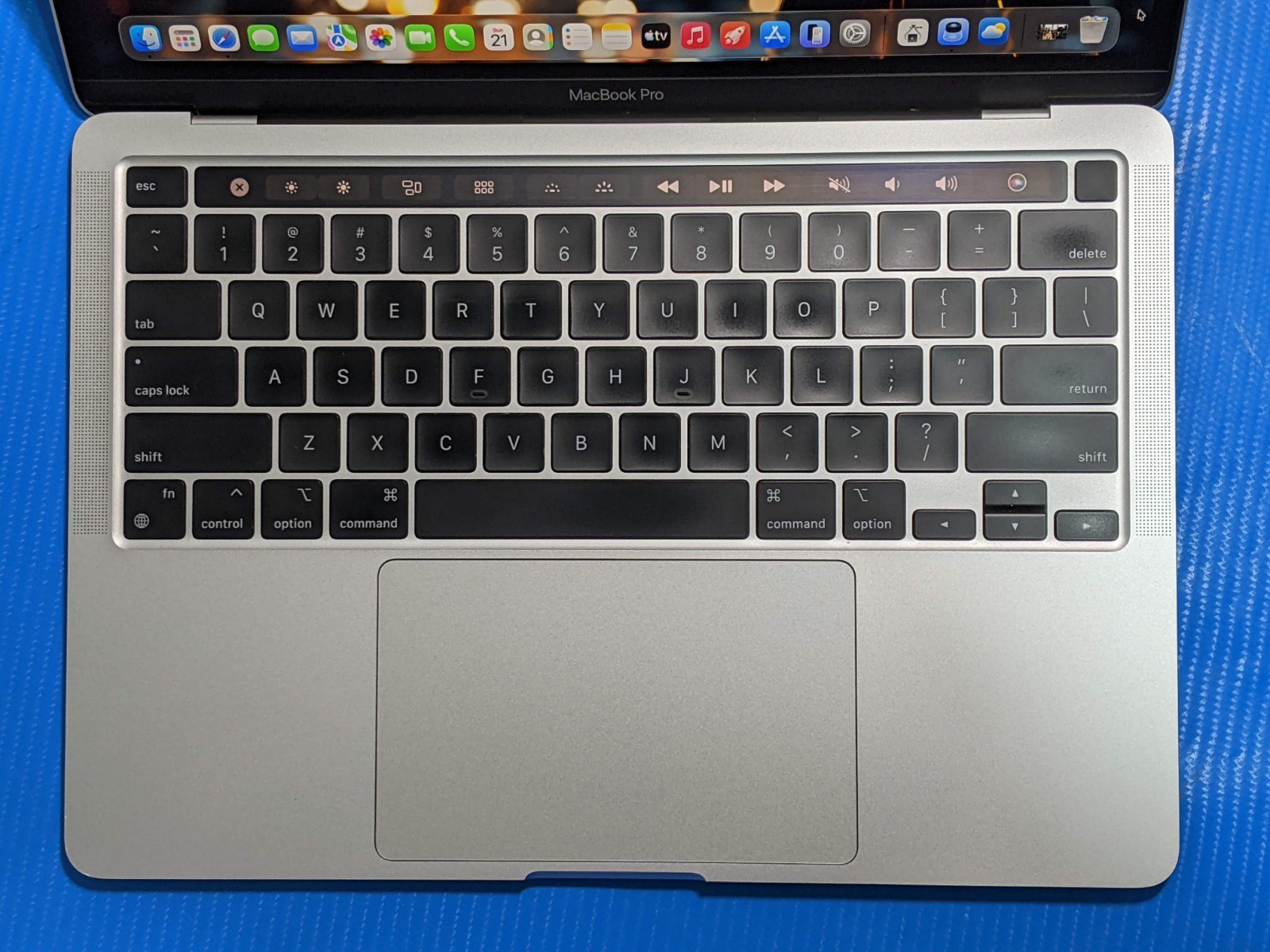 Apple MacBook Pro (2020) 13.3″ A2338 M1 8CPU/8GPU 3.2GHz 16GB 1TB OS Tahoe +PA