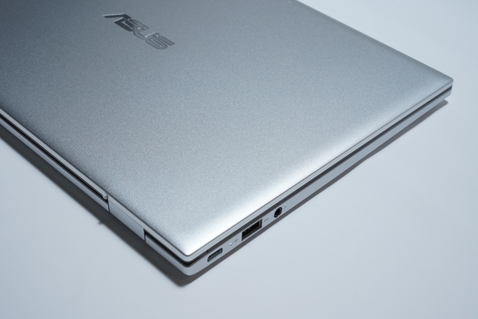 ASUS Chromebook C425TA-AS348F 14″ FHD m3-8100Y 4GB 128GB eMMC Silver