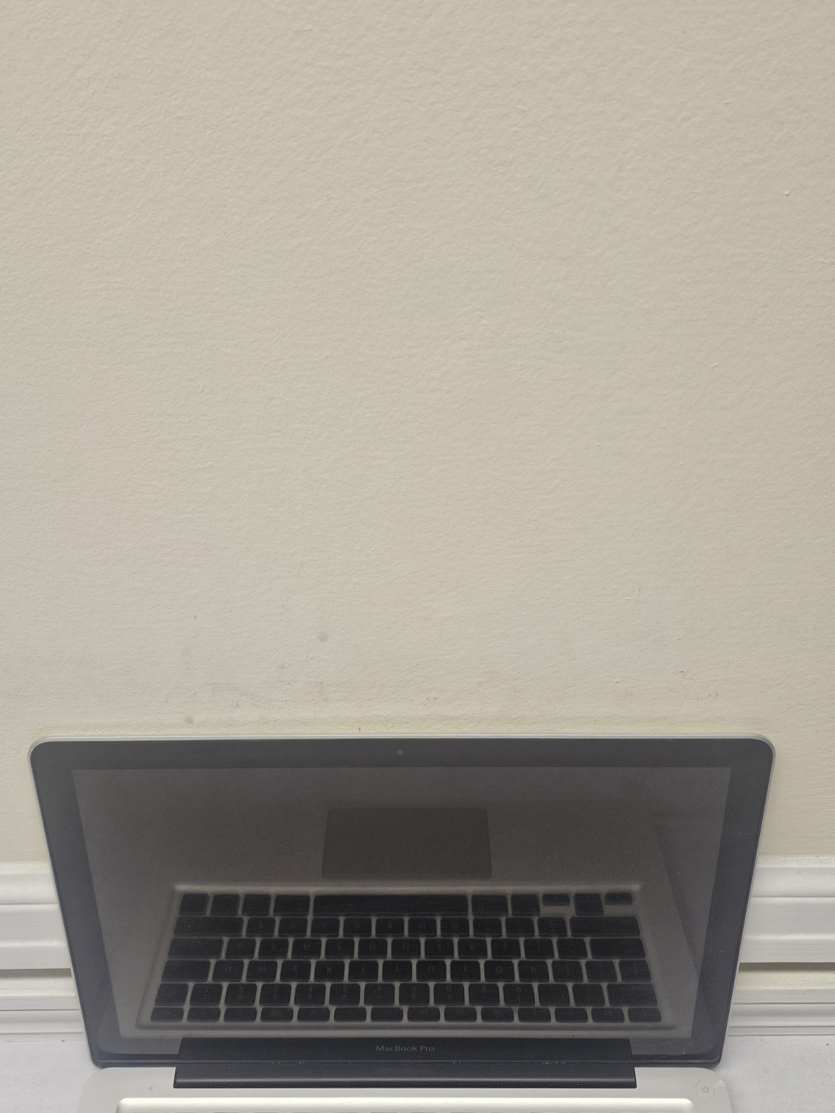 Apple MacBook Pro Laptop – Intel Duo P8700 – 4GB RAM – 256GB – Linux Mint