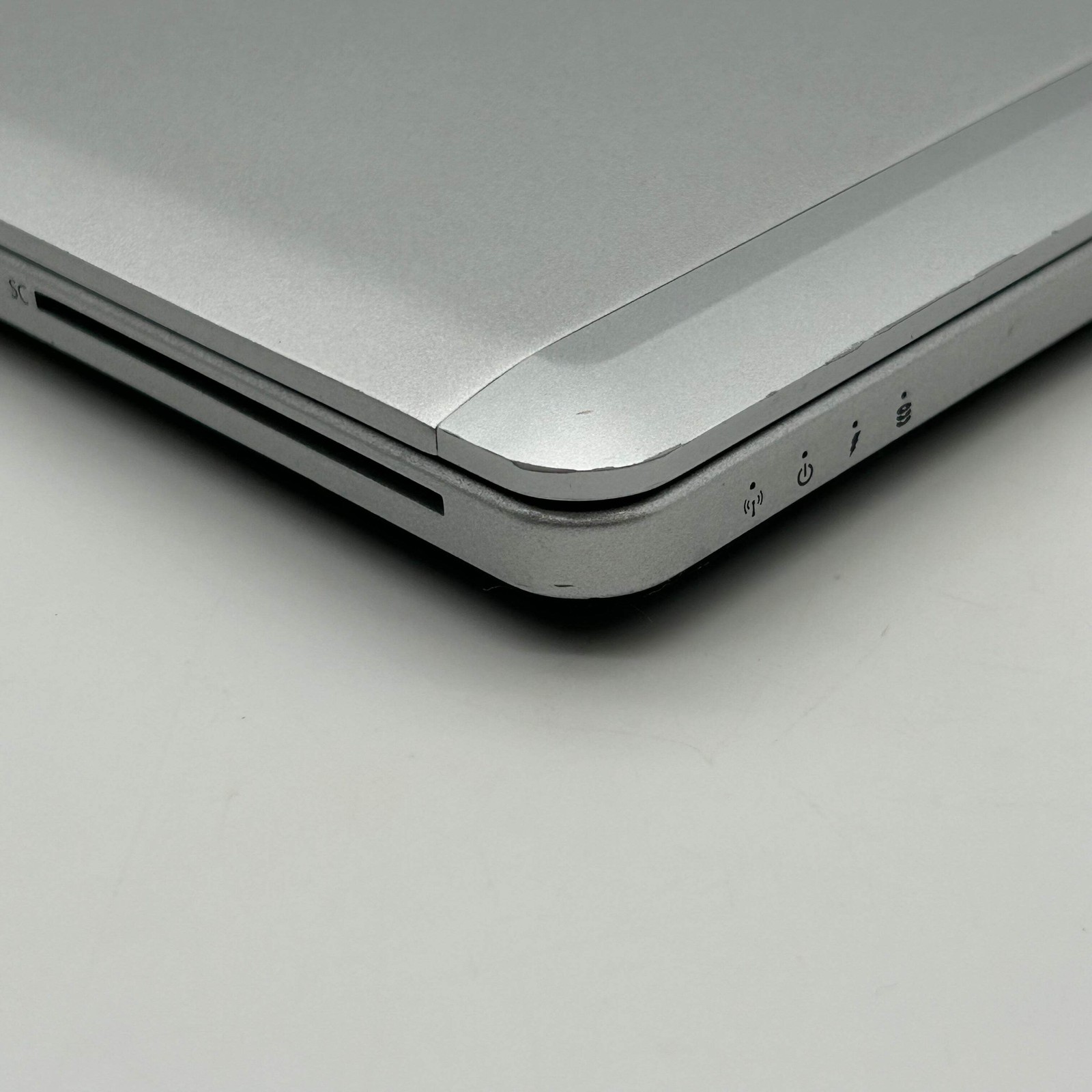 HP EliteBook Folio 9480m 14″ |Core i7 2.1GHz |8GB RAM |256GB| Silver w/ Charger