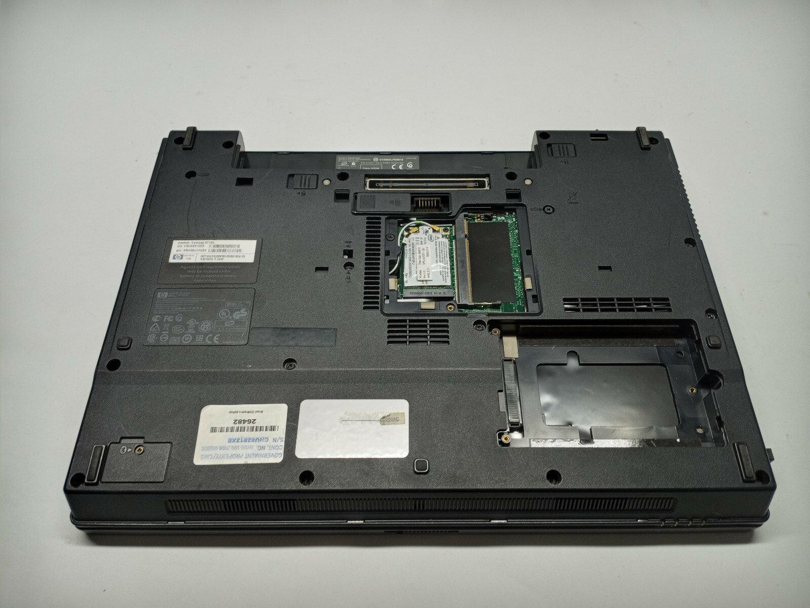 HP 6710b Laptop NO Ram/CPU/HDD/Caddy/Battery/Back Cover FOR PARTS