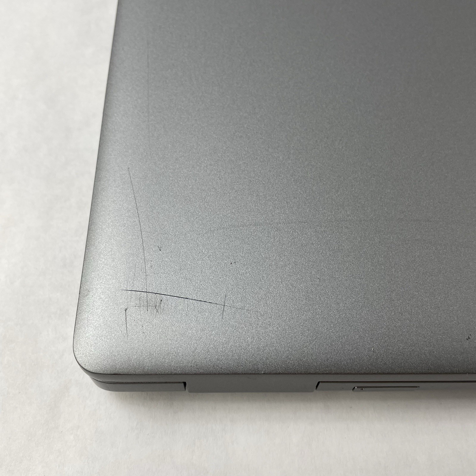 Dell Latitude 5520 15.6″ i5-1135G7 2.4GHz 8GB RAM No SSD/OS/AC – Scratched Paint