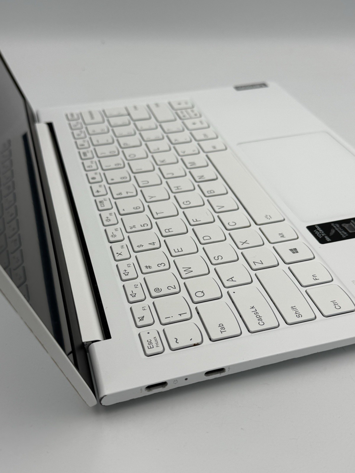 Lenovo Yoga Slim 7i Carbon 13.3” – i5 11th/16GB RAM/512GB (Keyboard Issue) 24C