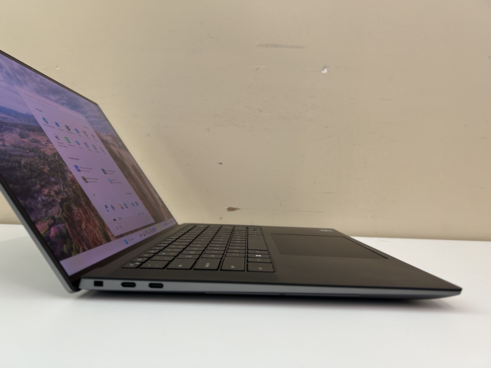 Dell Precision 5570 15.6″ TOUCHSCREEN Core i9-12900H 2 TB NVMe SSD 32GB RAM
