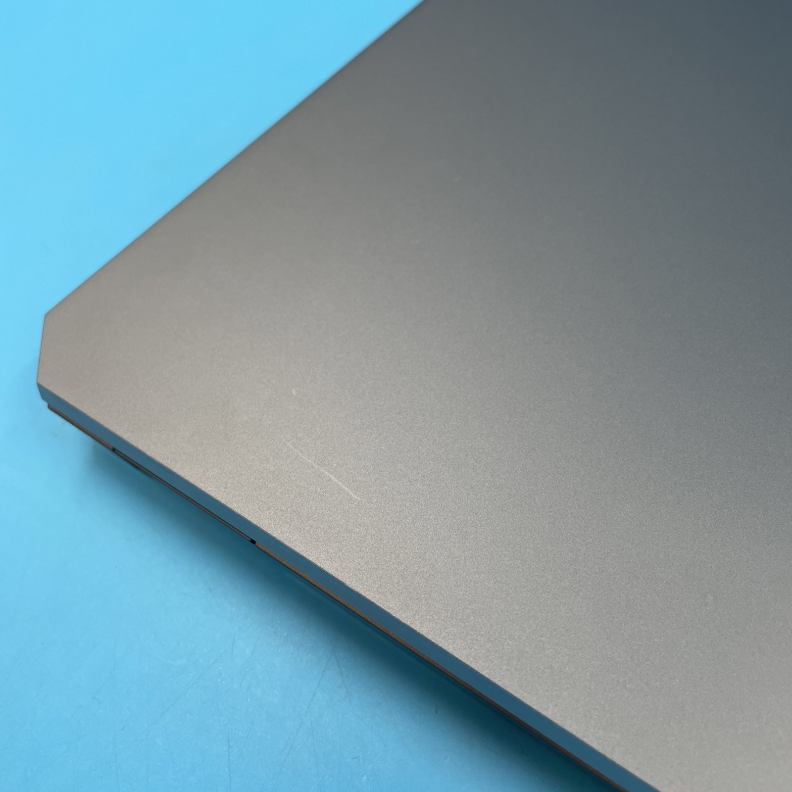 HP ZBook Studio G5 | i7-8850H | 8GB RAM | NO SSD | P1000 | NO OS | 61% BATT