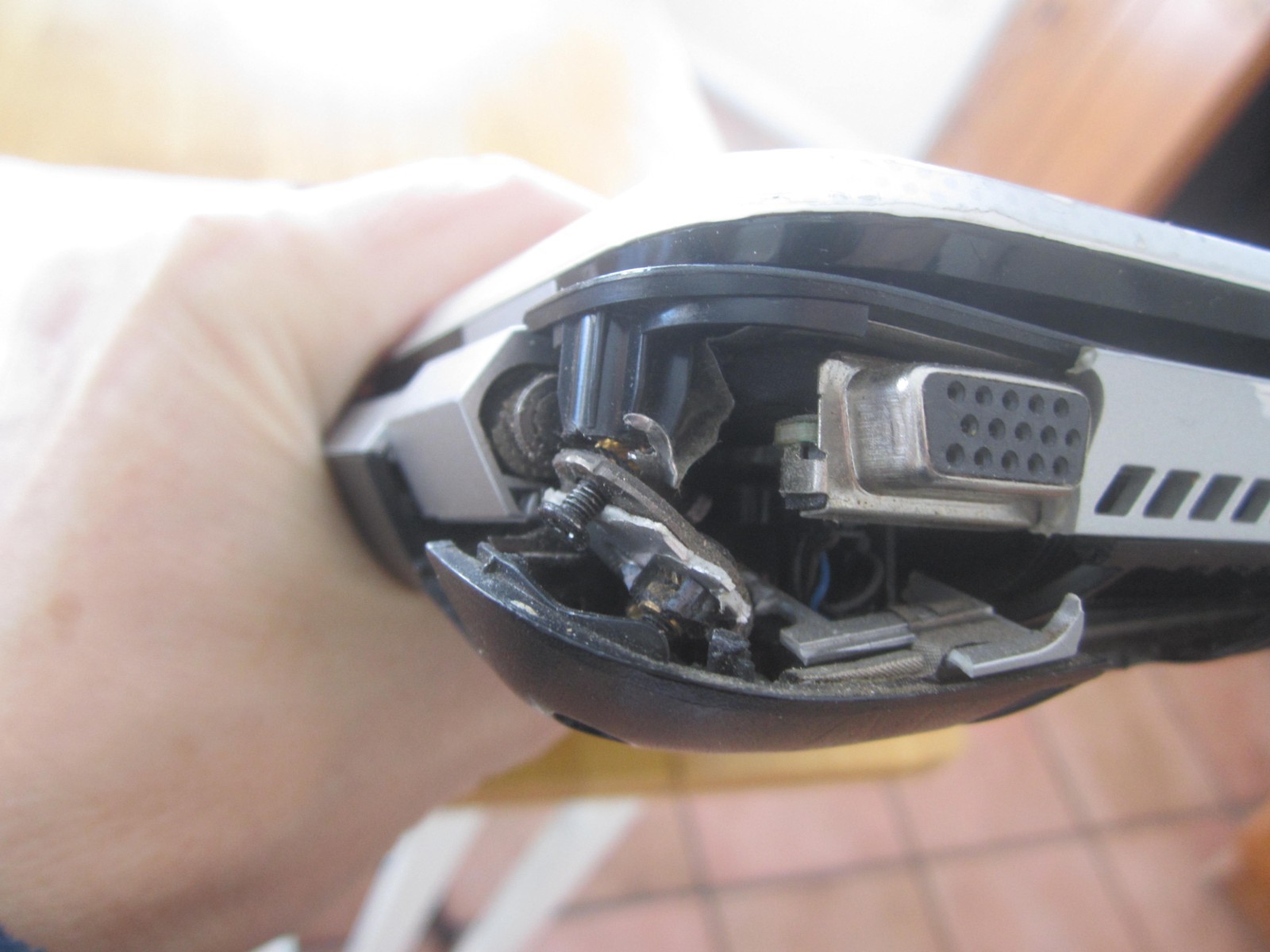 FOR PARTS – HP Pavilion 17-e113dx 4GBRAM 80GBHD SCREEN INTACT BROKEN HING NoCord