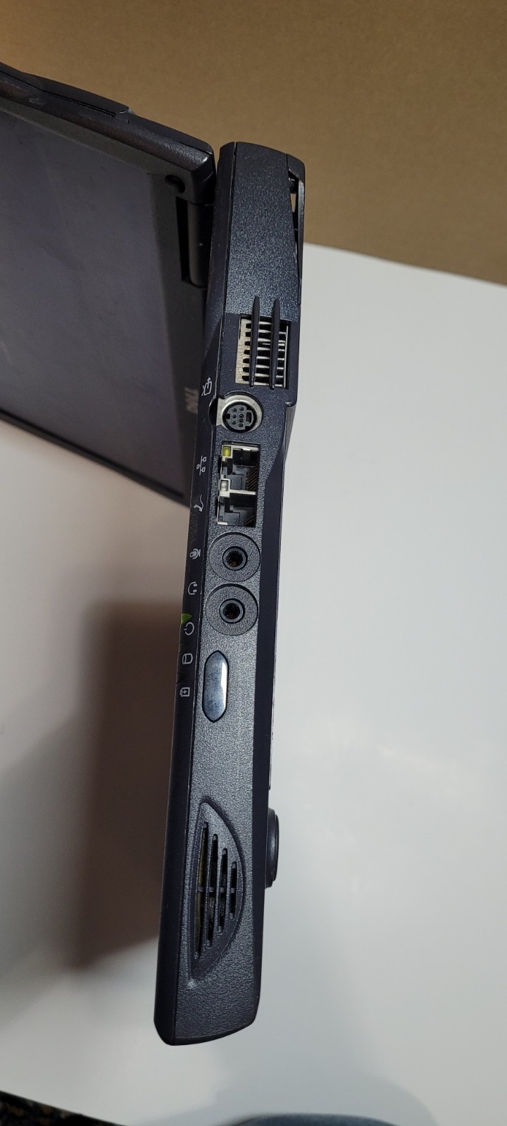 Dell Latitude 1GHz, 256MB, 18.6 GB HHD, BROKEN HINGES