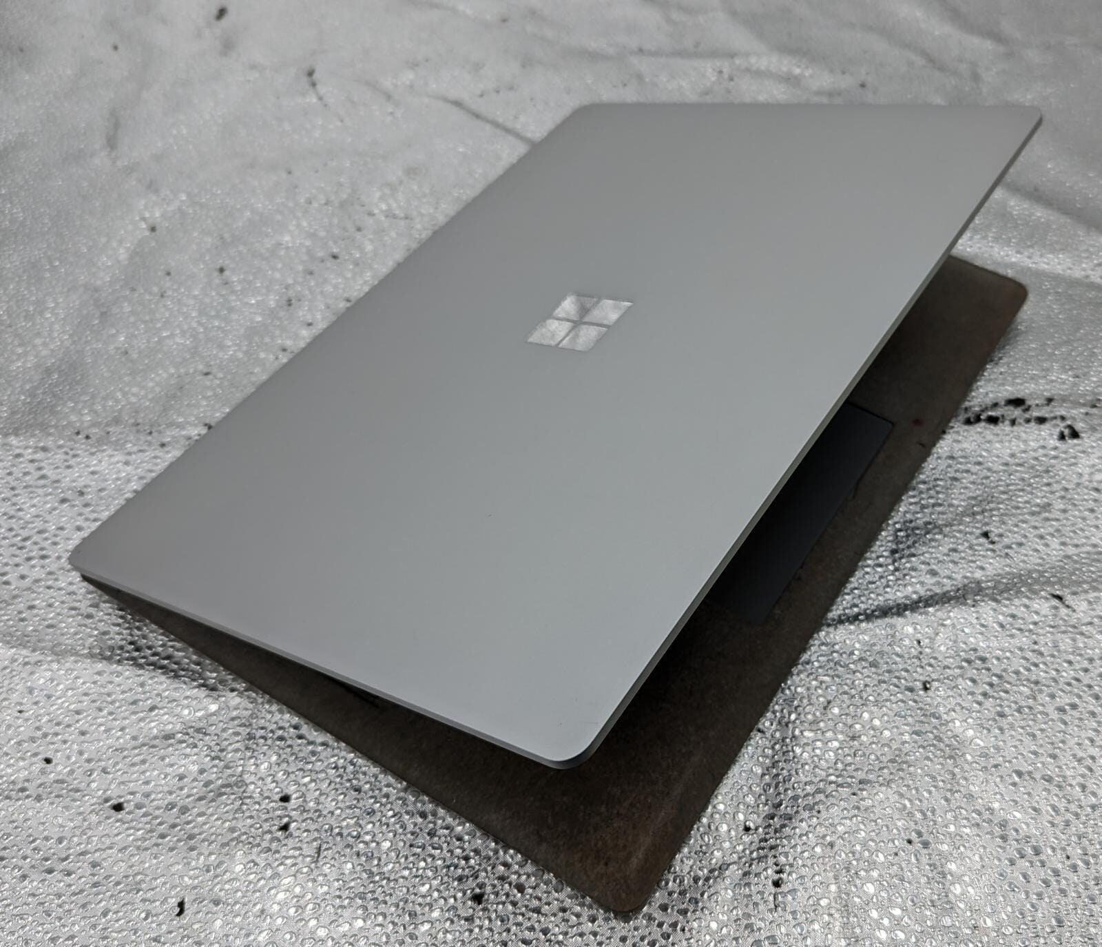 Microsoft Surface Laptop 13.5″ 256GB 8G Intel Core i5 7th Gen. 2.60 GHz *READ*