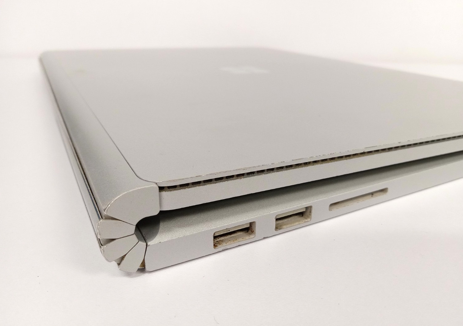 Microsoft Surface Book 2 1703 15″ (256GB SSD, i7 8th Gen, 16GB) -FOR PARTS, READ