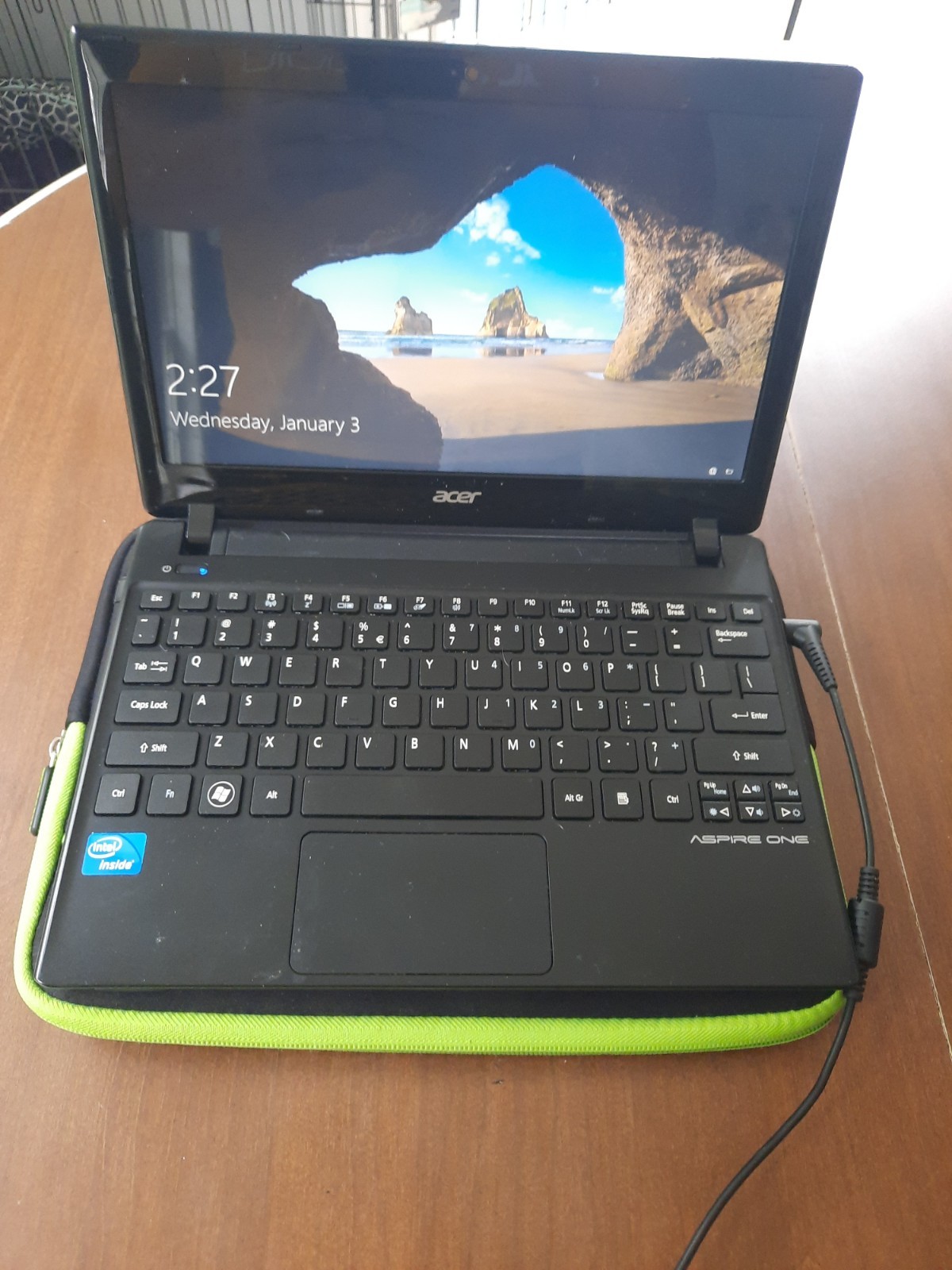 Acer Aspire One Laptop With Carrying Case WORKING