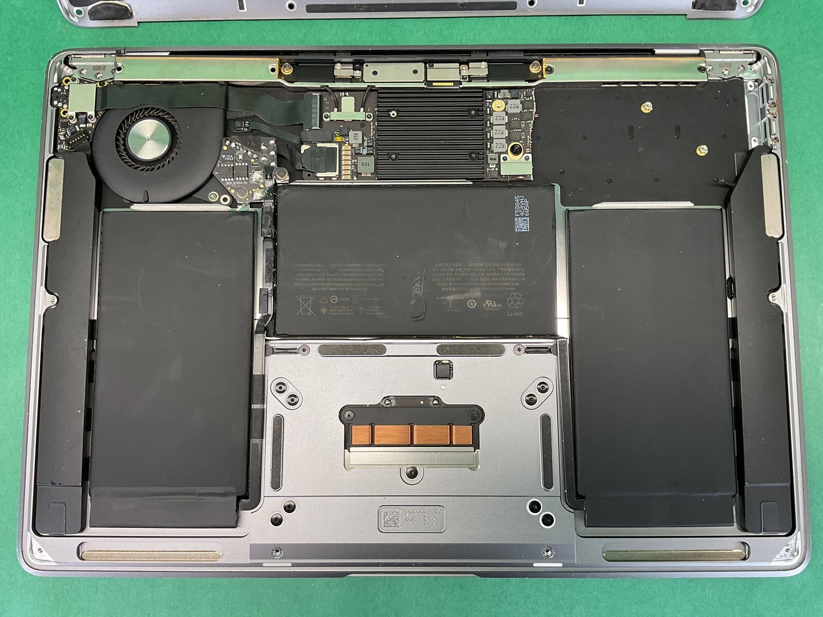 Apple MacBook Air A1932 13” Laptop – FOR PARTS – UNTESTED