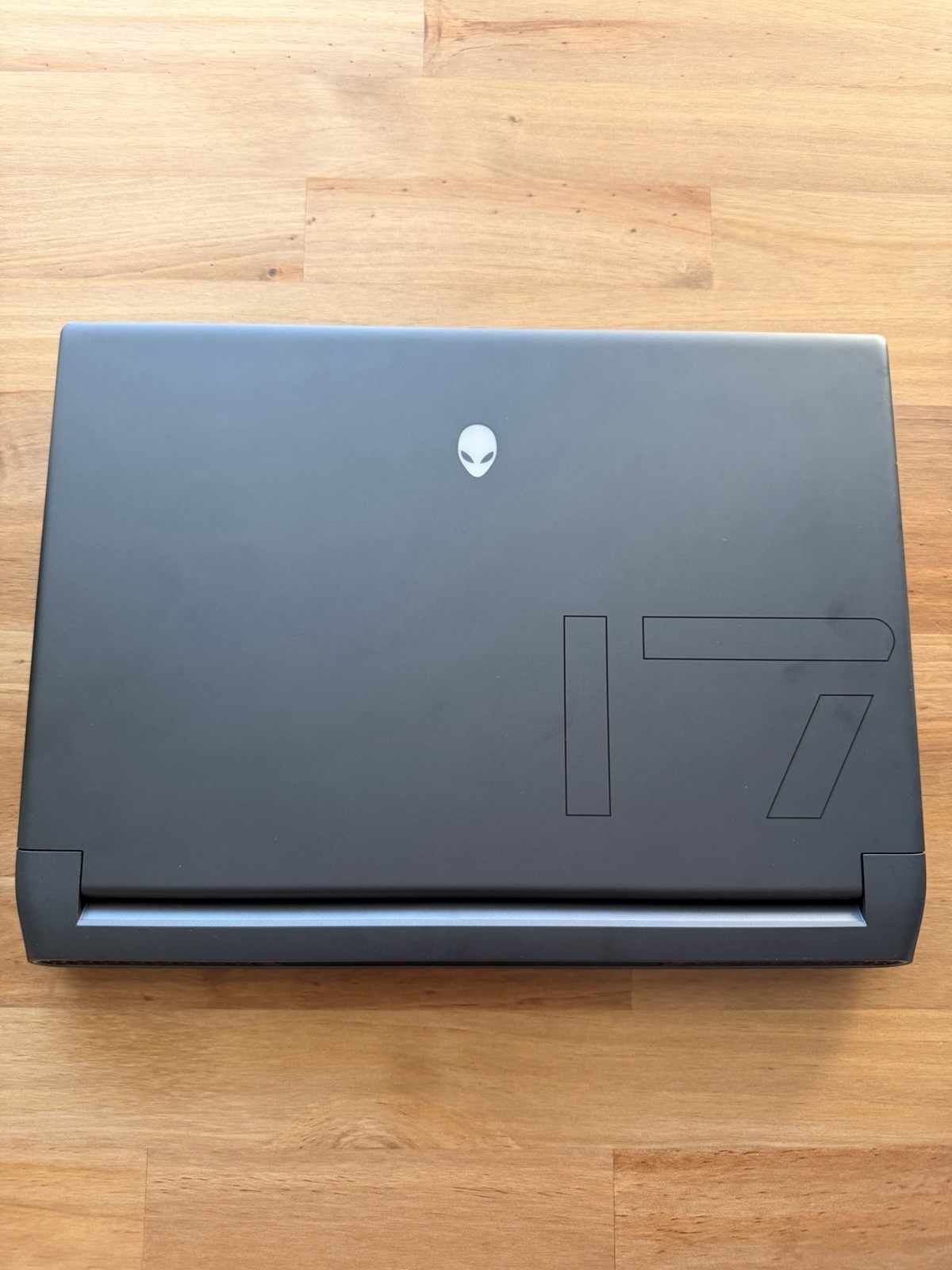 Alienware m17 R5 AMD Gaming Laptop Ryzen 9 6900HX Bundle