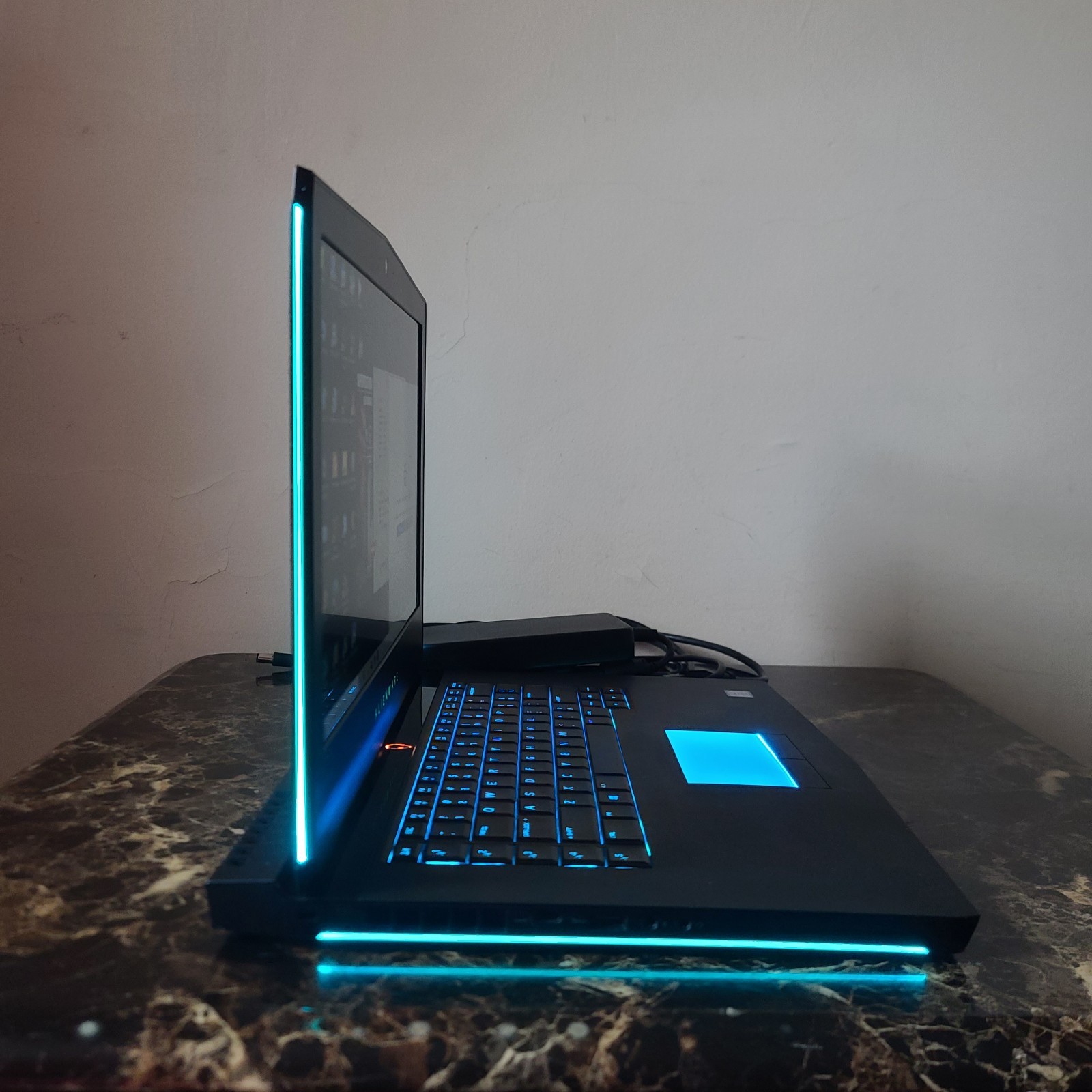 ALIENWARE 15 R4 GAMING LAPTOP CORE i5-8300H 16GB RAM GTX 1060 128GB NVMe 1TB HDD