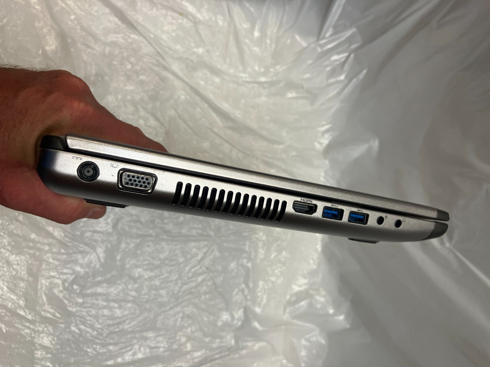 DELL VOSTRO 3560 Laptop Intel Core i3-3110M 2.40 GHZ + 4 GB 300GB HD, FOR PARTS