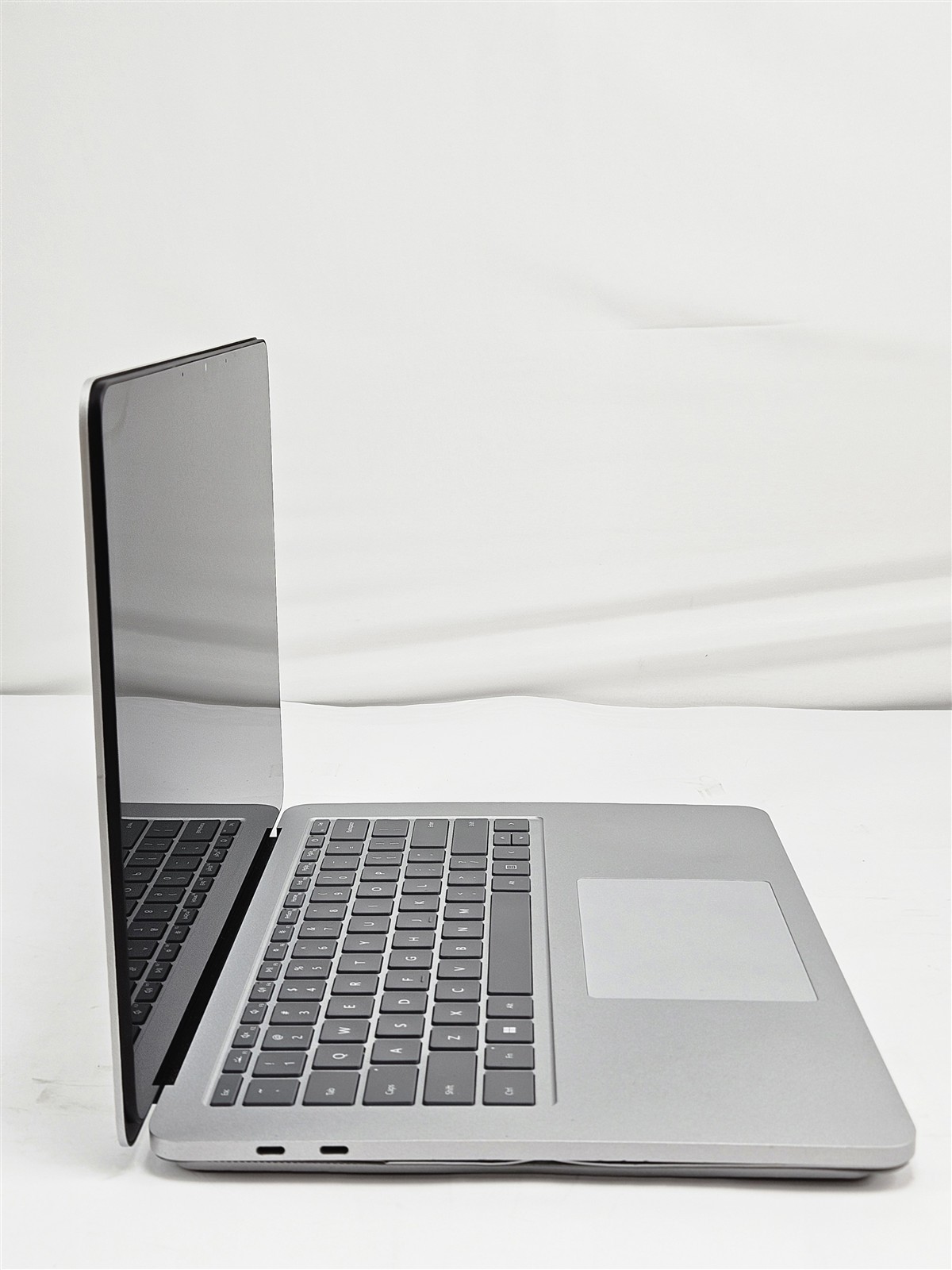 Microsoft 14.4″ Surface Laptop Studio 1964 i7-11370H 32GB RAM No SSD Platinum
