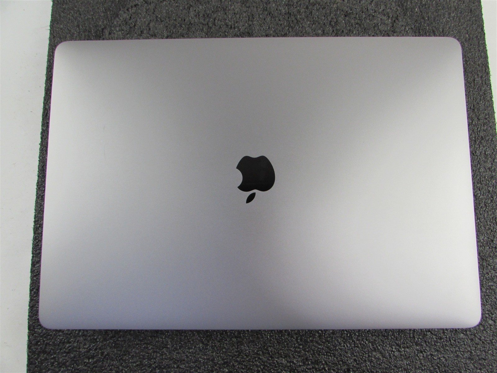 APPLE MACBOOK PRO A1707 2880X1800 I7-7700HQ 256GB SSD 16GB RAM AMD GPU NO O.S