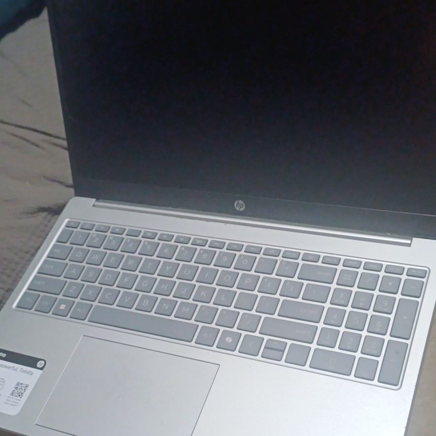 HP Notebook 15-fc6056nr Ryzen 5 7540u Series 8GB ram 15.6″ 512 SSD silver