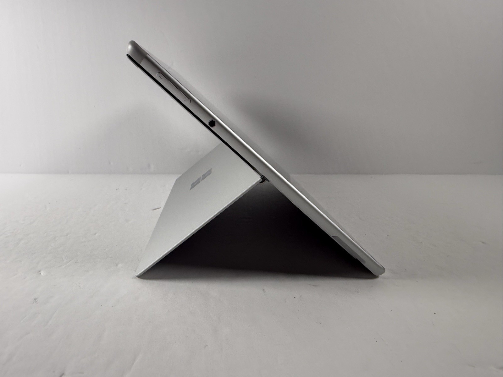 Microsoft Surface Pro 8 (1982) i5-1145G7 – 16GB RAM – 256GB 120Hz – Win 11 Pro