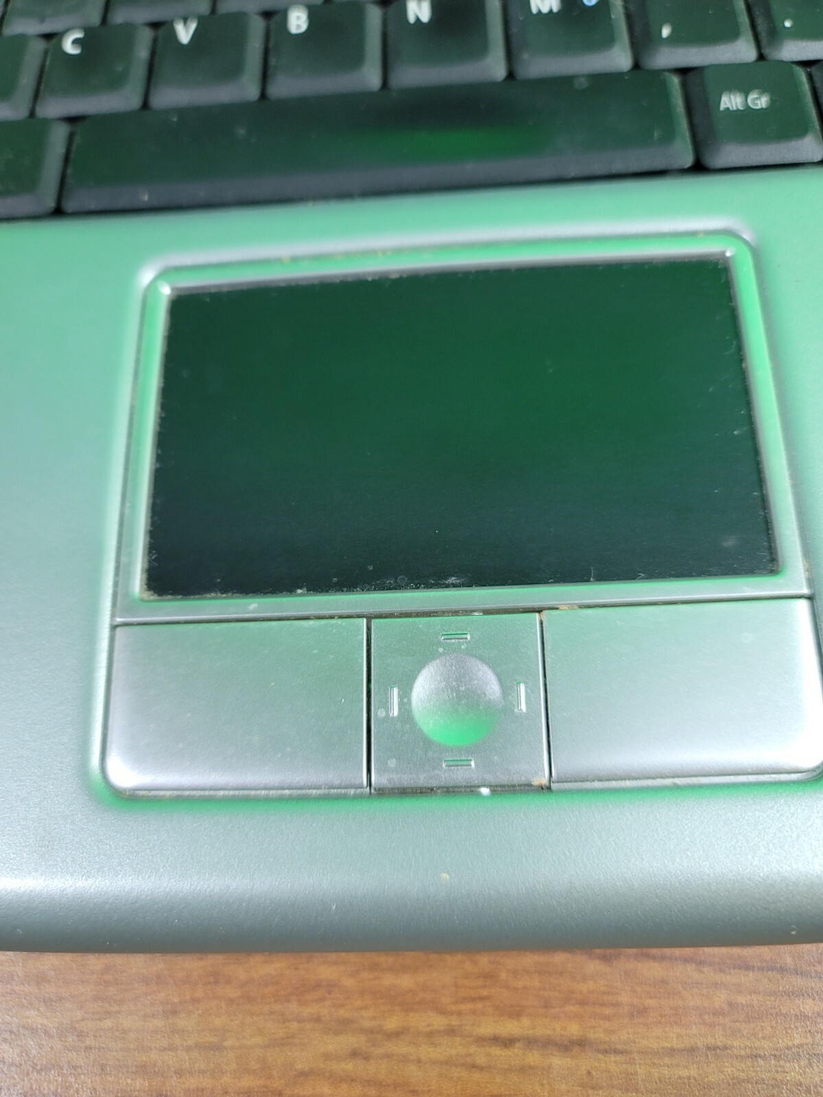 ACER TRAVEL MATE 2300 LAPTOP. WORKS AND POWERS ON GOOD. (SU)