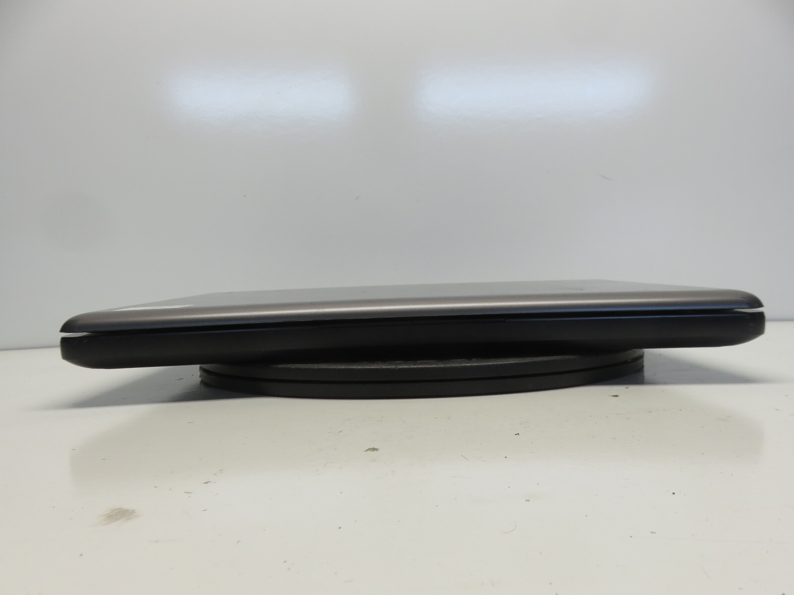 HP 2000 Notebook PC AMD E-300 1.3 GHz 2 GB NO HDD No Batt