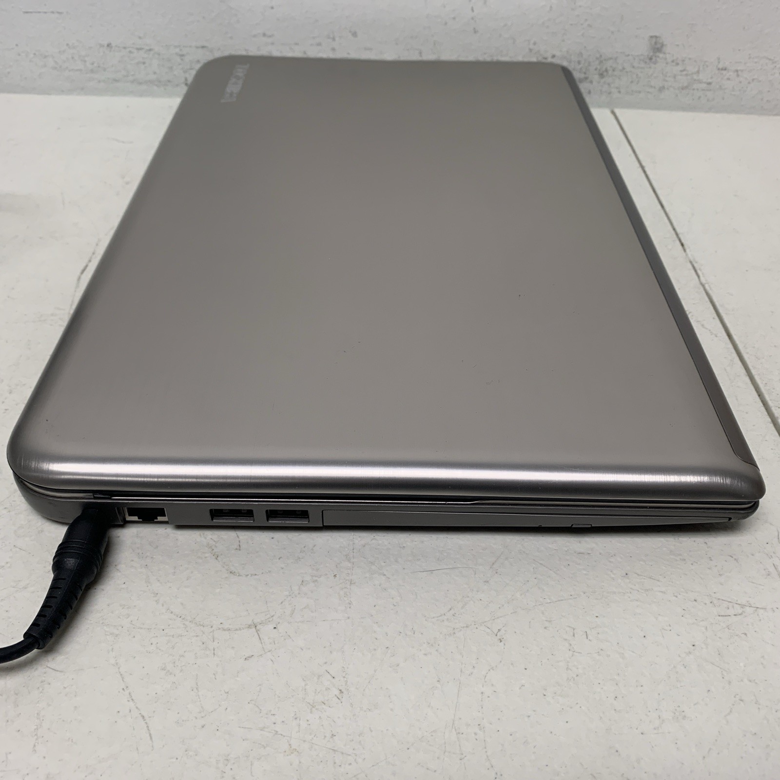 TOSHIBA SATELLITE P55T -A Touch I5 – 4200u 2GB RAM 120gb SSD wind 10 H Need Bate