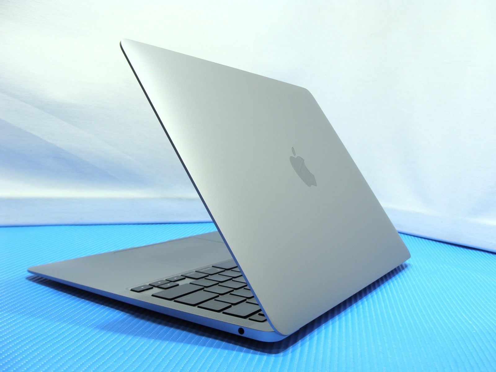 Apple MacBook Air A2337 (2020) 13.3″ M1 8CPU/8GPU 8GB 512GB OS Sonoma MGN73LL/A