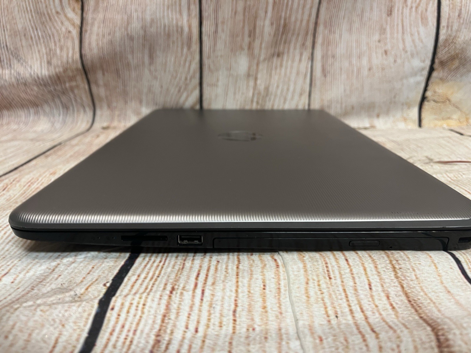 HP Notebook 17″ 17-y012nr AMD A8-7410 Radeon R5 8gb 500gb W/charger Dead Battery