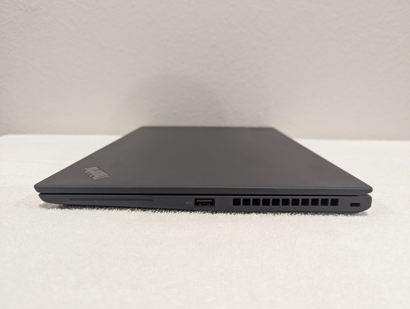 Two Thinkpad T14s gen 2 Chassis & Monitor