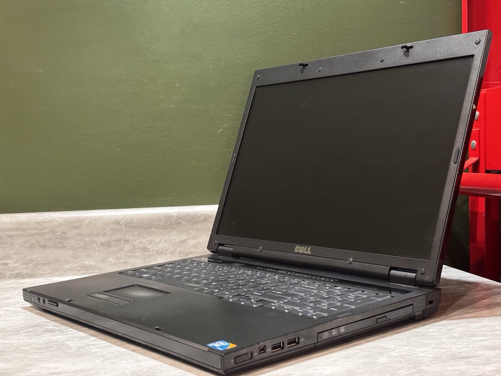 Dell Vostro 1720 Intel Core 2 Duo T6670 2.2GHz 2gb RAM 250gb HDD Windows 7