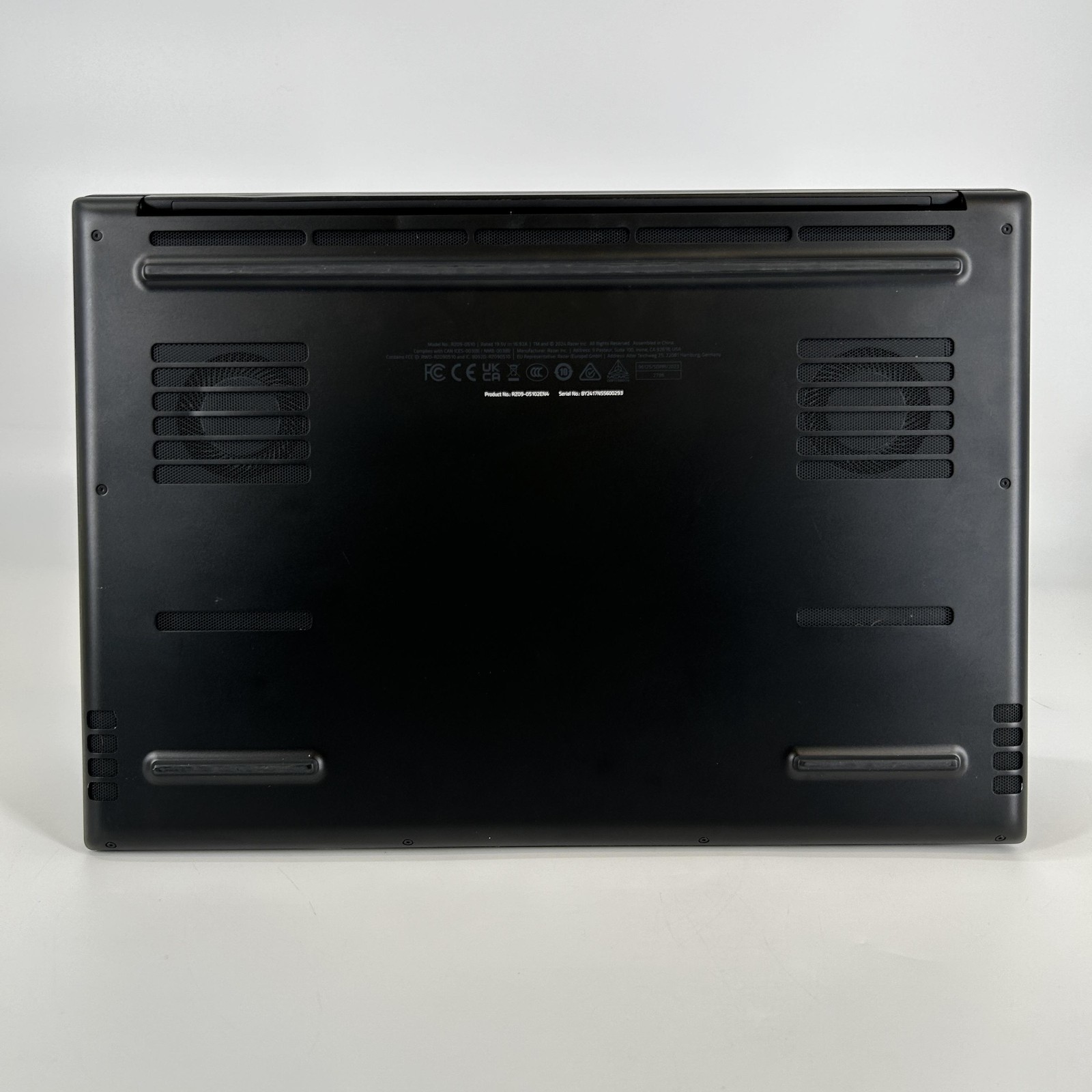 Razer Blade 16 240Hz QHD+ 2024 2.2 GHz i9-14900HX 32GB 2TB SSD RTX 4090 Good