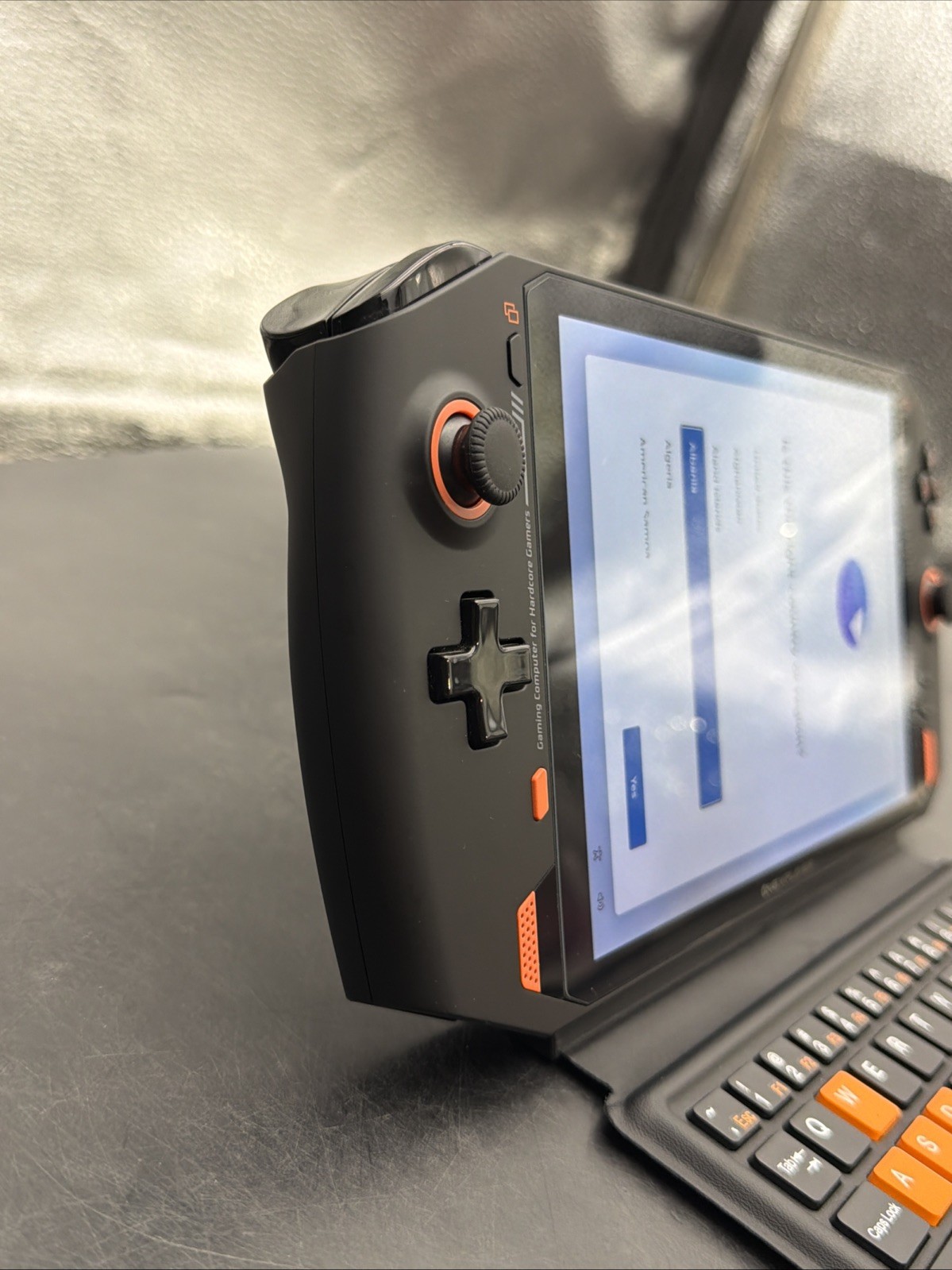 USED OneXPlayer Handheld Gaming PC (i7-1195G7 16GB RAM 2TB SSD W11) Black/Orange