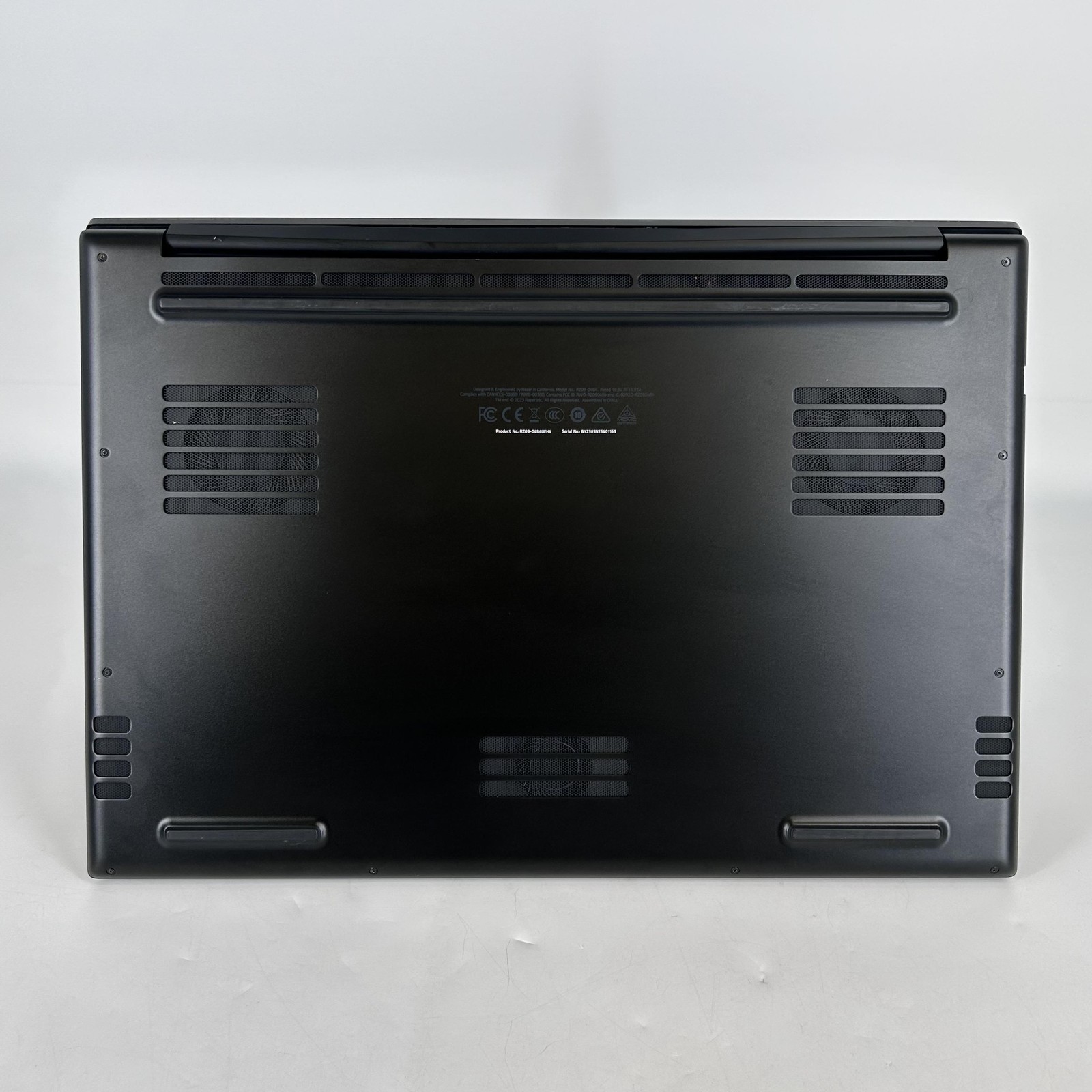 Razer Blade 18 240Hz QHD+ 2.2 GHz i9-13950HX 16GB 512GB SSD RTX 4090 FRAME GAP