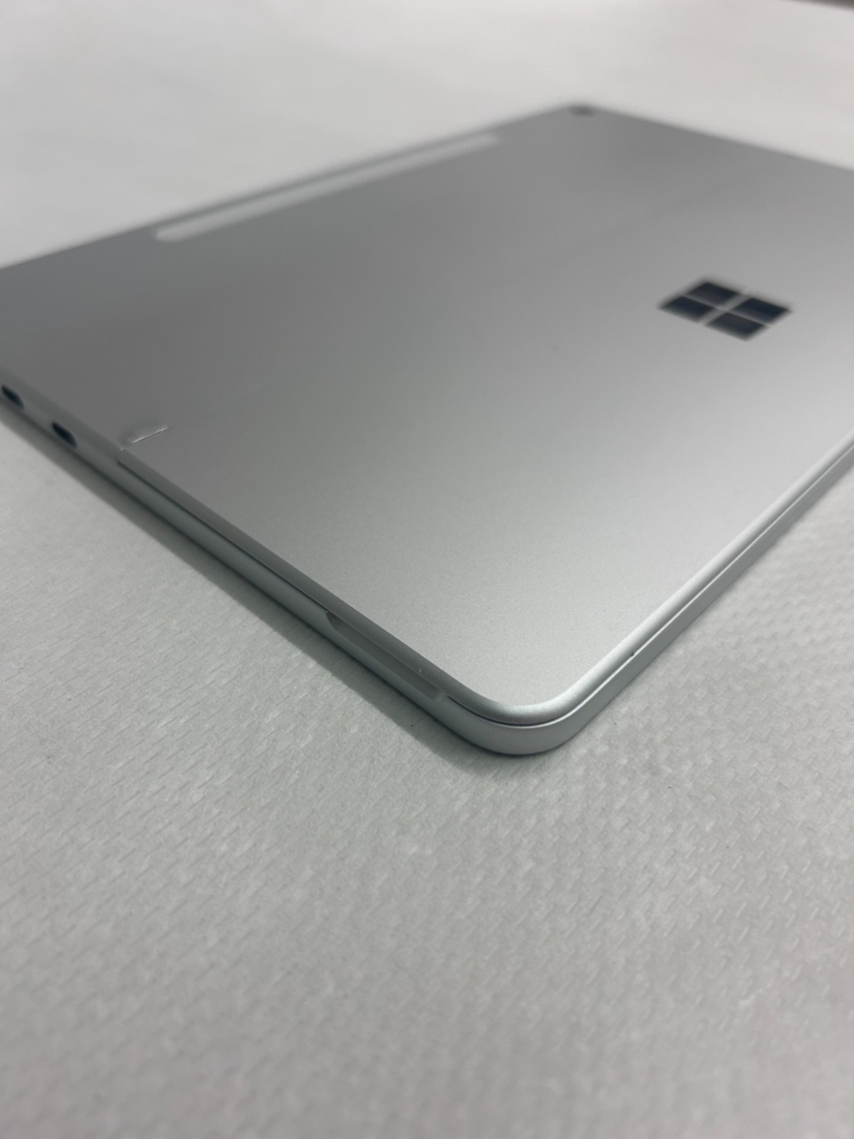 Microsoft Surface Pro 12″ 2025 – Snapdragon X Plus – Kickstand issue, No Acc