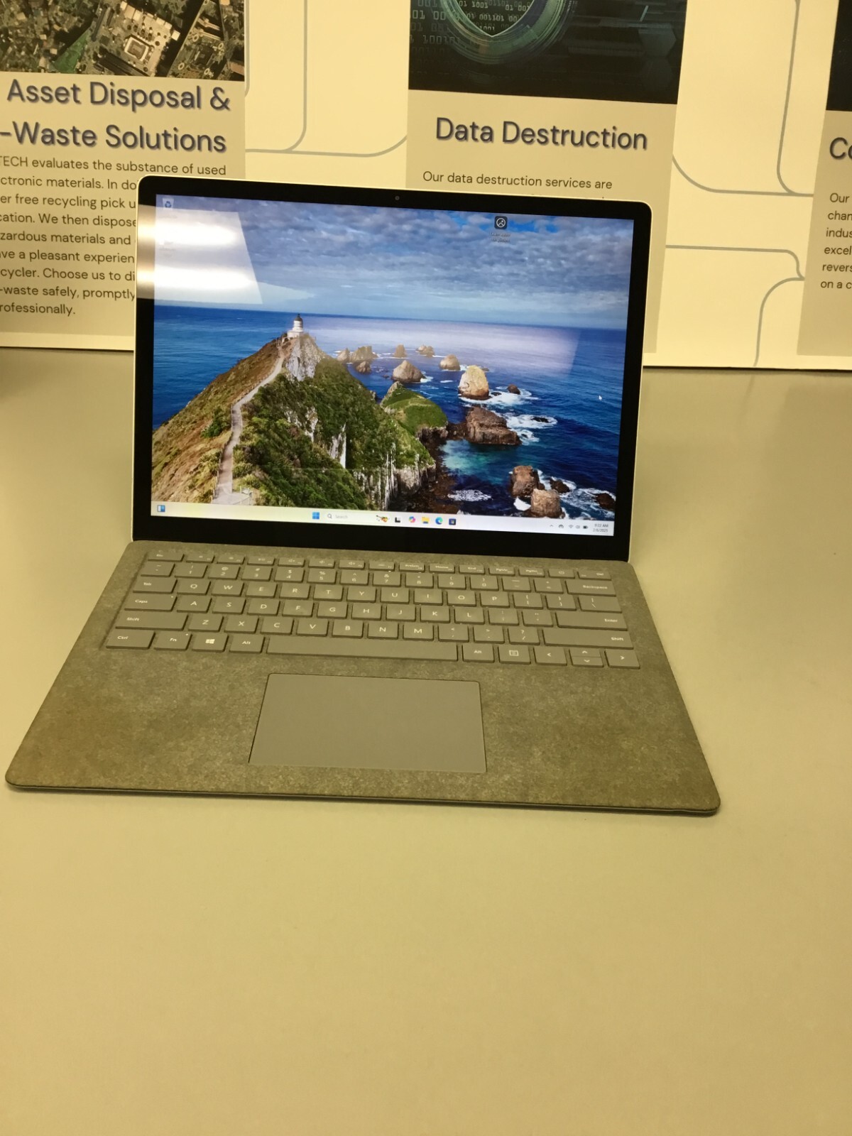 Microsoft Surface laptop13.5” 256 GB Core i5 7th Gen 2.60GHz 8GB RAM WIN 11 PRO