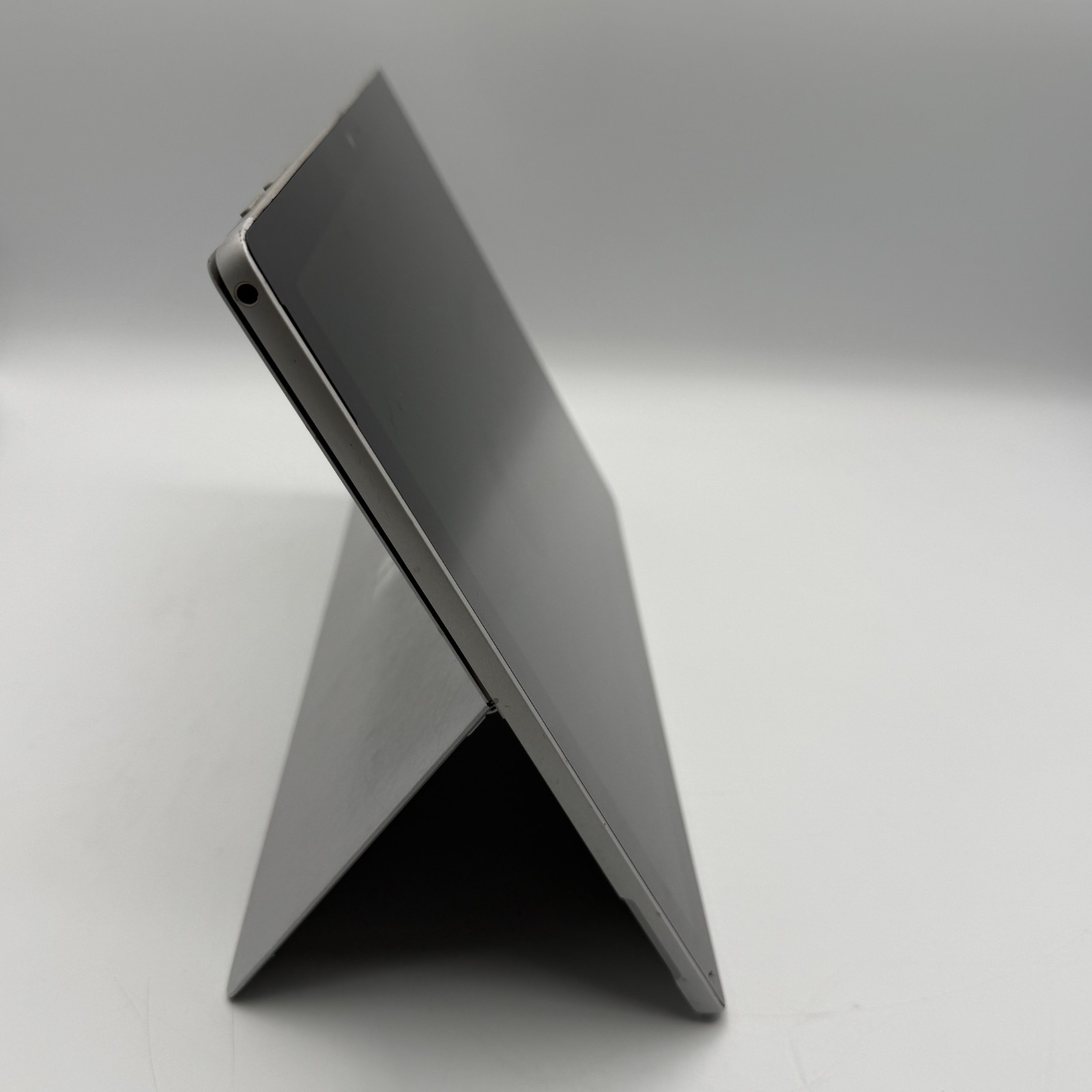 Microsoft Surface Pro 1796 i7-7660U 8GB 256GB SSD 2.50GHz Tablet Silver – C
