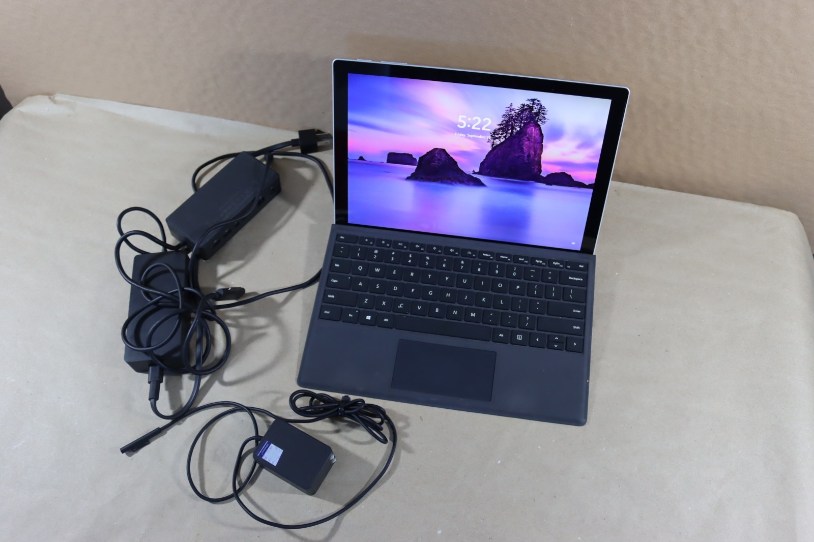 Microsoft Surface Pro 5 i5-7300U 8GB RAM 256GB Wi-Fi + LTE