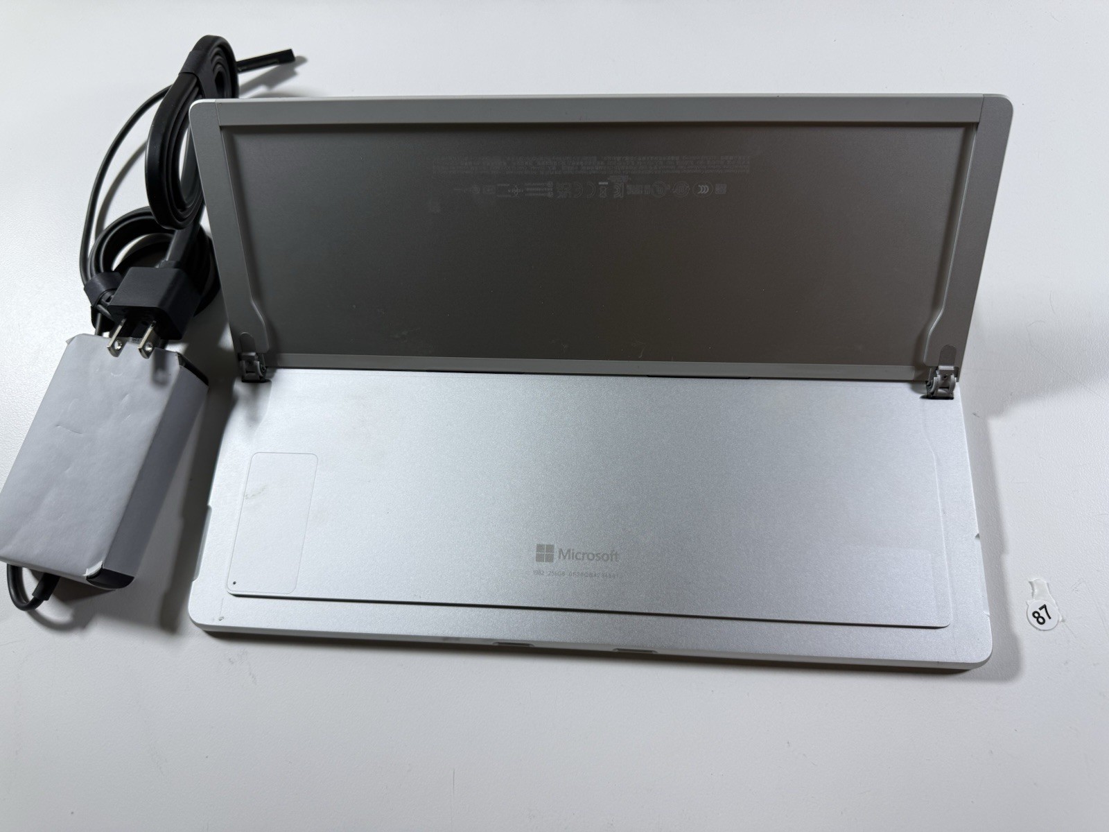 Microsoft Surface Pro 8 (1982) i5-1145G7 – 16GB RAM – 256GB 120Hz – Win 11 Pro